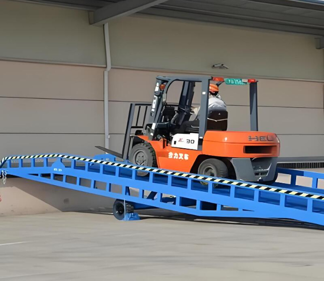 驻马店移动式卸货平台（叉车用）